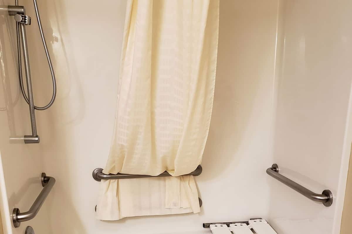 Baño | Tina con regadera, amenidades de baño gratuitas, secadora de cabello