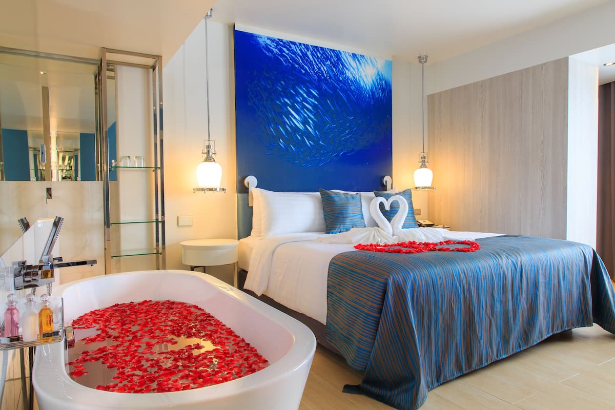 Scenaria King Suite | 1 slaapkamer, een minibar, een kluis op de kamer, een bureau
