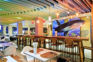 2 restaurants, breakfast, lunch, dinner served; international cuisine 