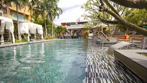 Kolam renang outdoor, dengan payung kolam renang dan kursi berjemur
