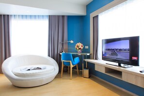 Scenaria King Suite | Zona de estar | Televisión LCD de 40 pulgadas con canales por satélite, una televisión