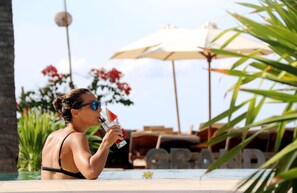 Piscina externa, guarda-sóis, espreguiçadeiras