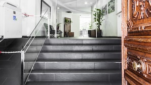 Property entrance - Gran Via Suites (Madrid)