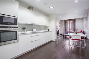 Fridge, microwave, coffee/tea maker - Gran Via Suites (Madrid)