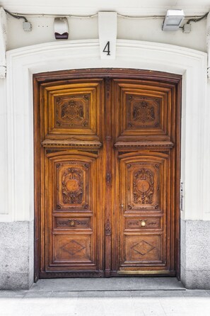 Property entrance - Gran Via Suites (Madrid)