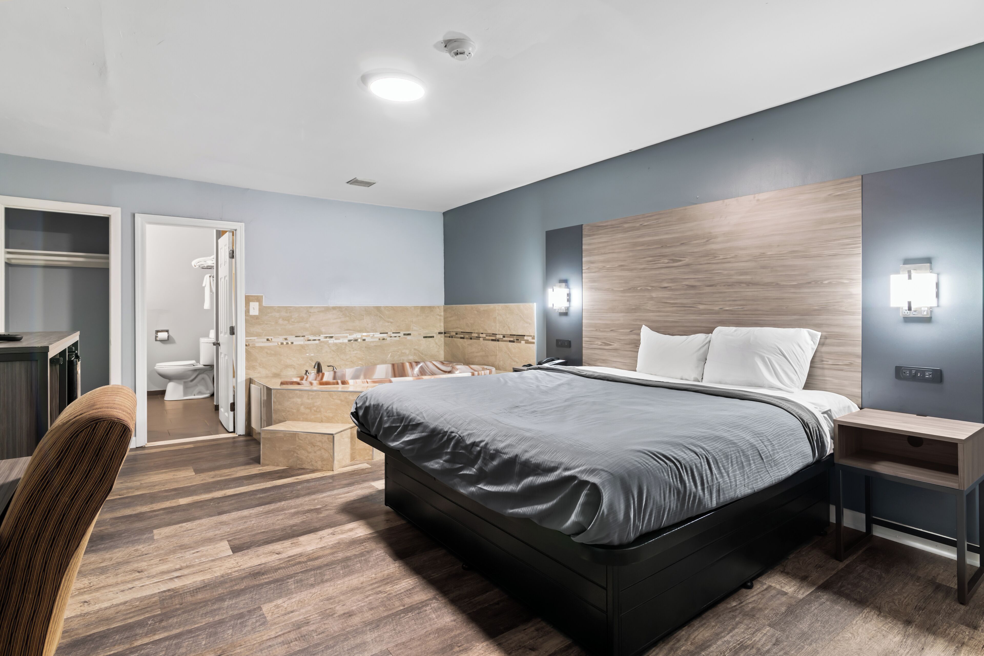 Room, 1 Queen Bed, Non Smoking | Jetted tub