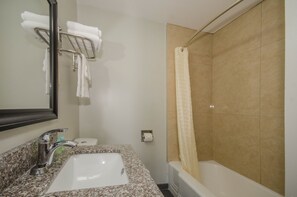 Habitación, 2 camas Queen size, para fumadores | Baño | Tina con regadera, secadora de cabello, toallas 