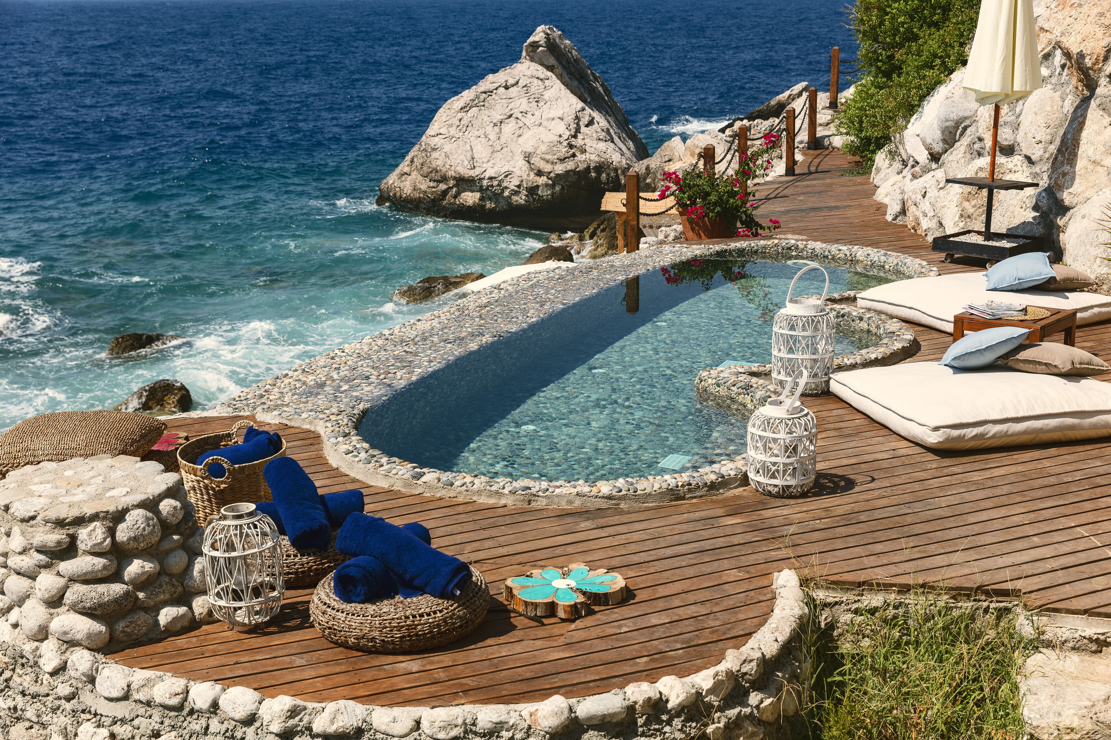 季節限定屋外プール、プール パラソル、サンラウンジャー