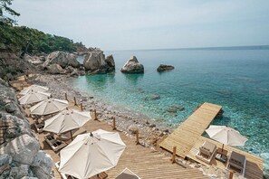 Ubicación a pie de playa y arena blanca