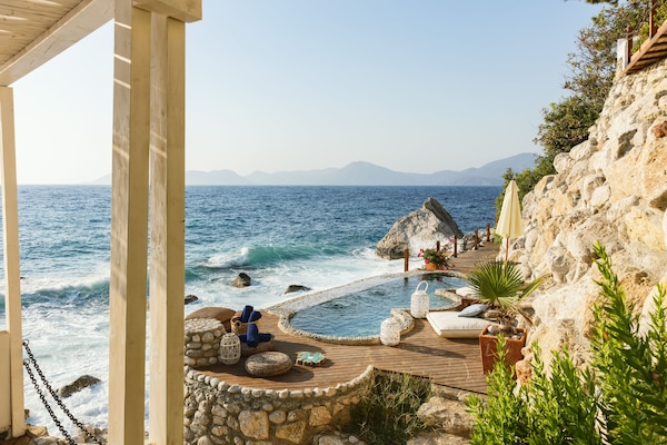 Alberca al aire libre por temporada y sombrillas en la alberca