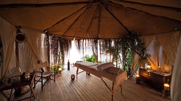 Espace de soins en plein air, massages aux pierres chaudes