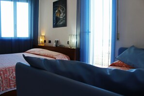 Draps en coton égyptien, lit avec matelas Select Comfort, minibar