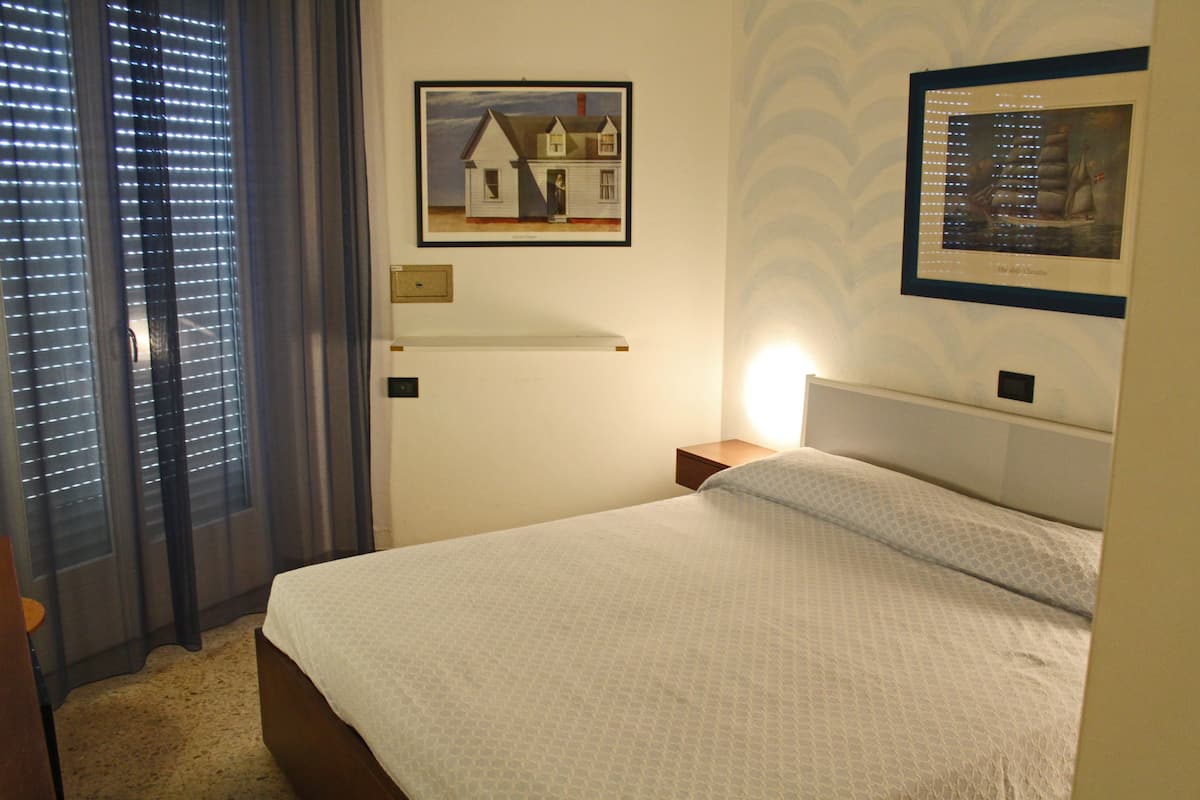 Seprai katun Mesir, tempat tidur Select Comfort, minibar, dan brankas