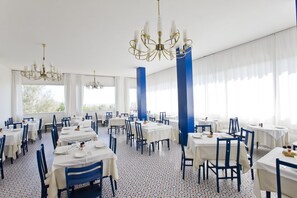 Ofereix vistes a la platja i s'hi serveixen esmorzars, dinars i sopars 