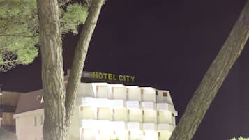 Fassade der Unterkunft – Abend/Nacht