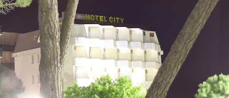 Façade de l’hébergement - soirée/nuit