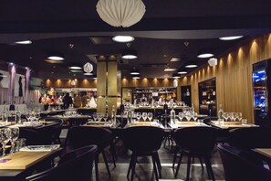 Breakfast, lunch, dinner served; Fusion cuisine  - Vox Hotel (Jonkoping)