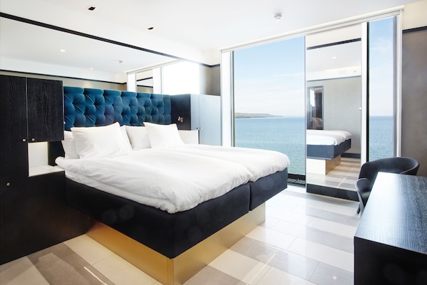 Ropa de cama de alta calidad, cubrecamas y sistema de insonorización