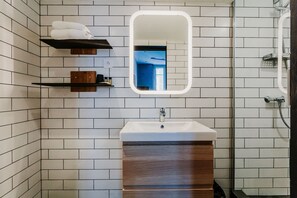 Chambre Confort double, 1 grand lit, non-fumeur | Salle de bain | Articles de toilette (gratuits), séchoir à cheveux, serviettes fournies