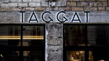 Un pilar de piedra con la palabra "TAGGAI" sobre una entrada.
