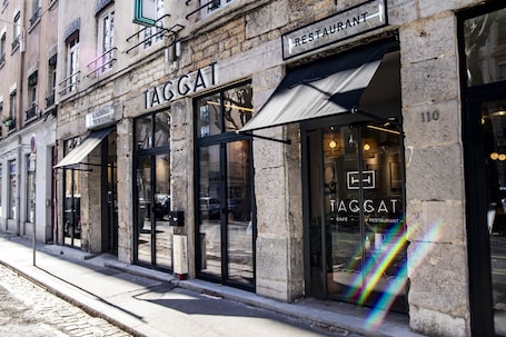 Exterior. Hôtel Taggât