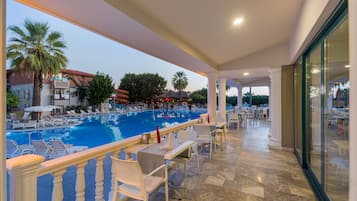 4 restaurants, breakfast, lunch, dinner served; international cuisine