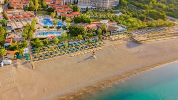 Privatstrand, Cabañas (gegen GebĂŒhr), LiegestĂŒhle, Sonnenschirme
