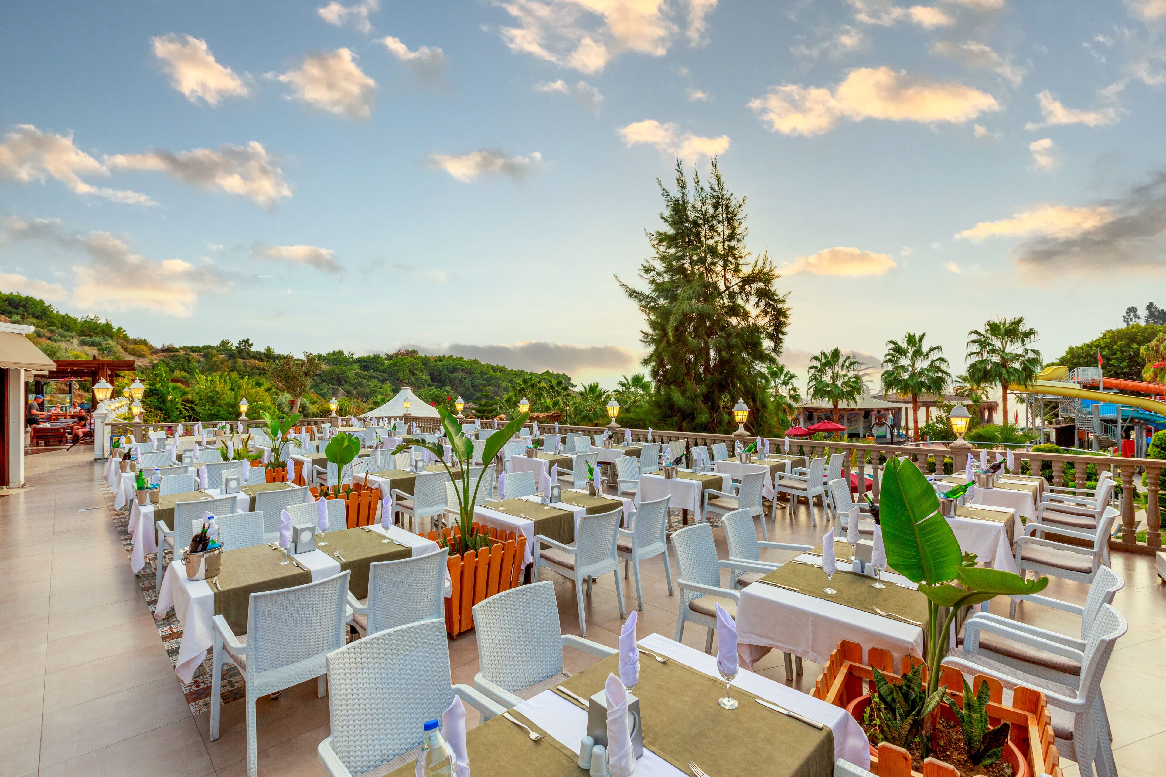 4 间餐厅，供应早餐、午餐和晚餐，国际美食