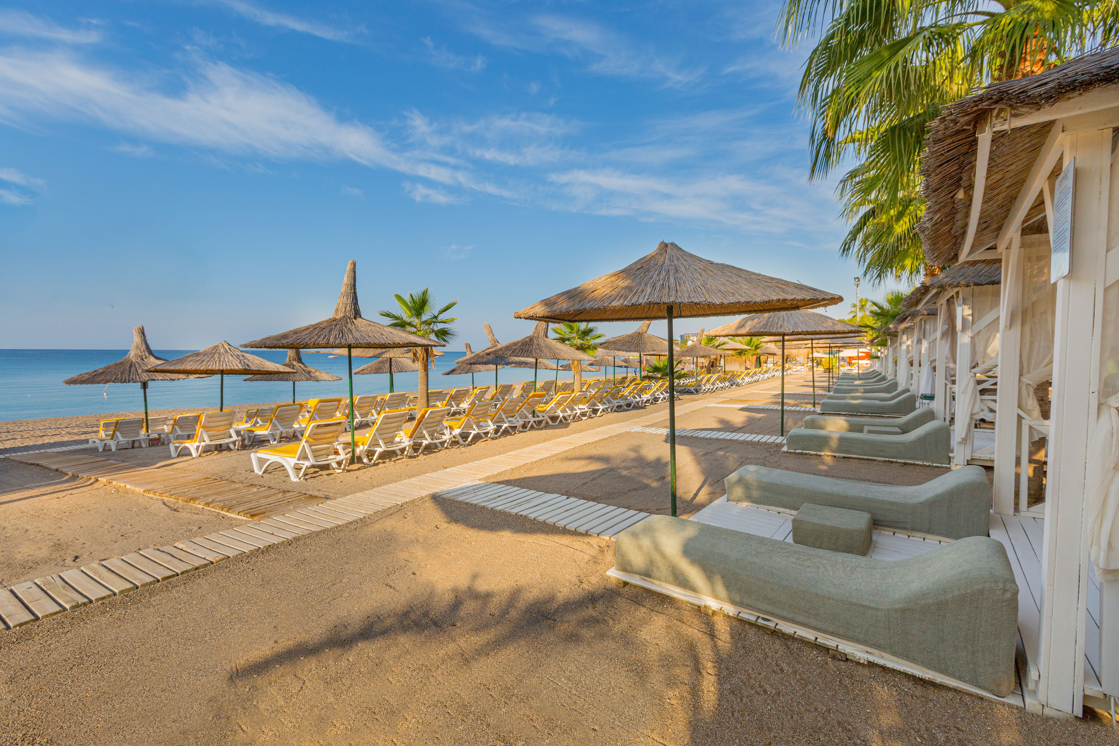 Privat strand, solstolar, parasoller och strandhanddukar