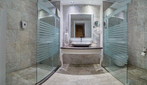 Dusche, kostenlose Toilettenartikel, Haartrockner, Hausschuhe