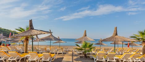 Privat strand, solstolar, parasoller och strandhanddukar