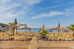 Spiaggia privata, lettini da mare, ombrelloni, teli da spiaggia