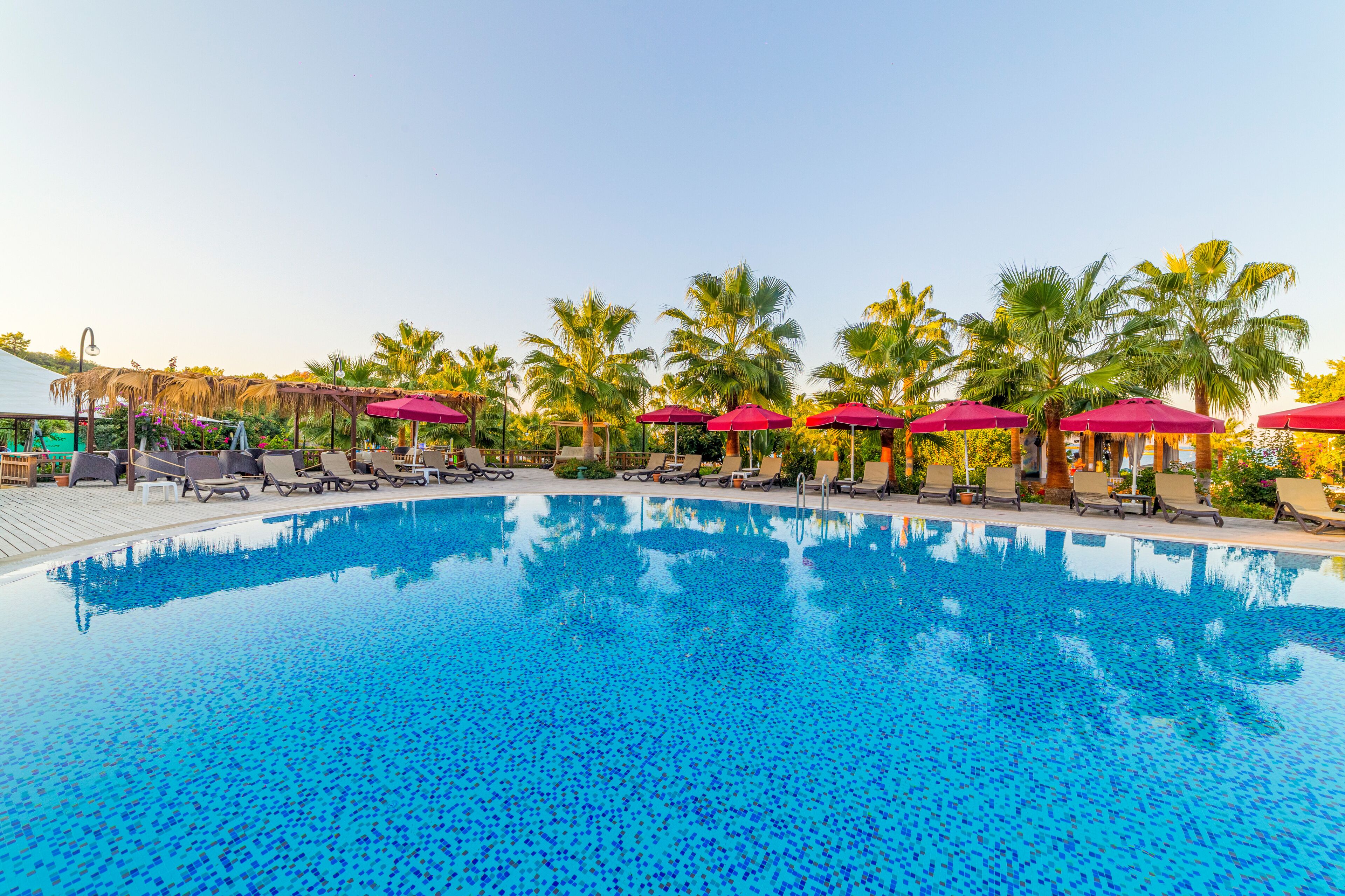 Kolam renang tertutup, kolam renang terbuka, kabana percuma 