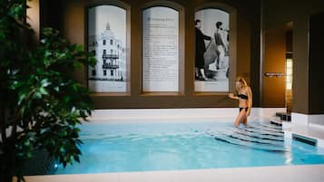 2 piscinas cubiertas, una piscina al aire libre