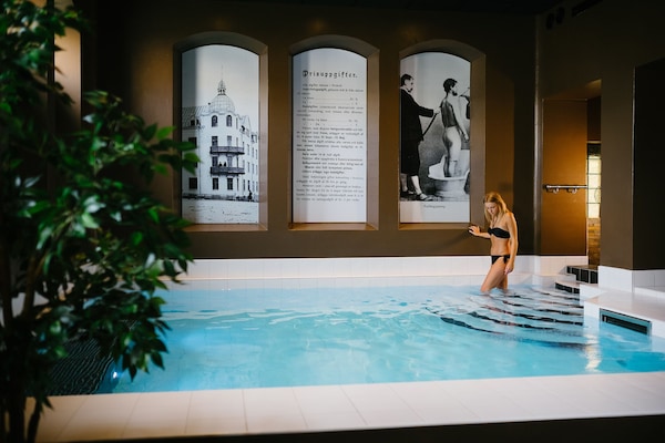 2 piscinas techadas, una piscina al aire libre