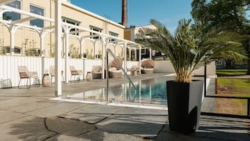 2 piscinas internas, piscina externa