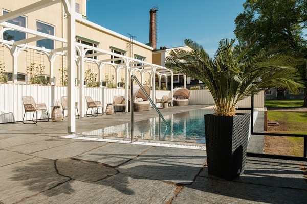 2 piscinas techadas, una piscina al aire libre