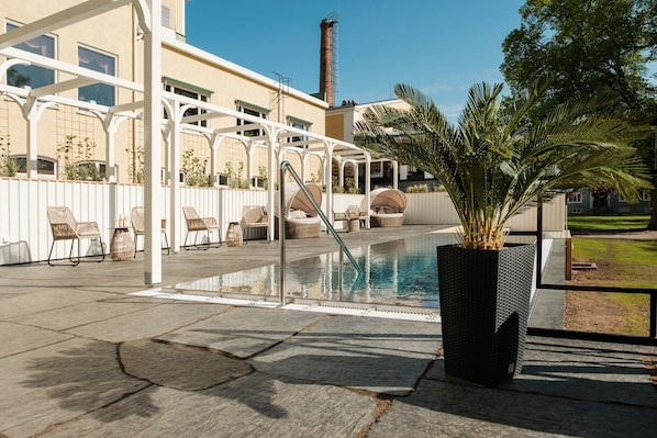 2 indoor pools, outdoor pool