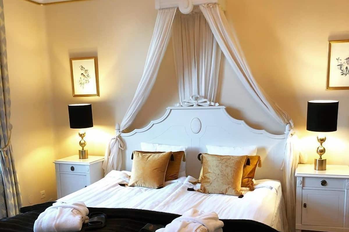 suite, 1 king bed, bathtub | desk, free wifi, bed sheets