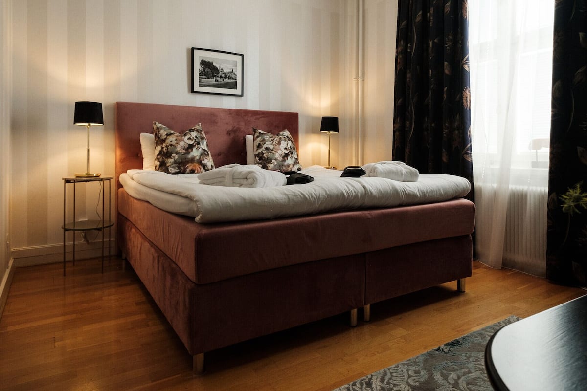 superior double room | desk, free wifi, bed sheets