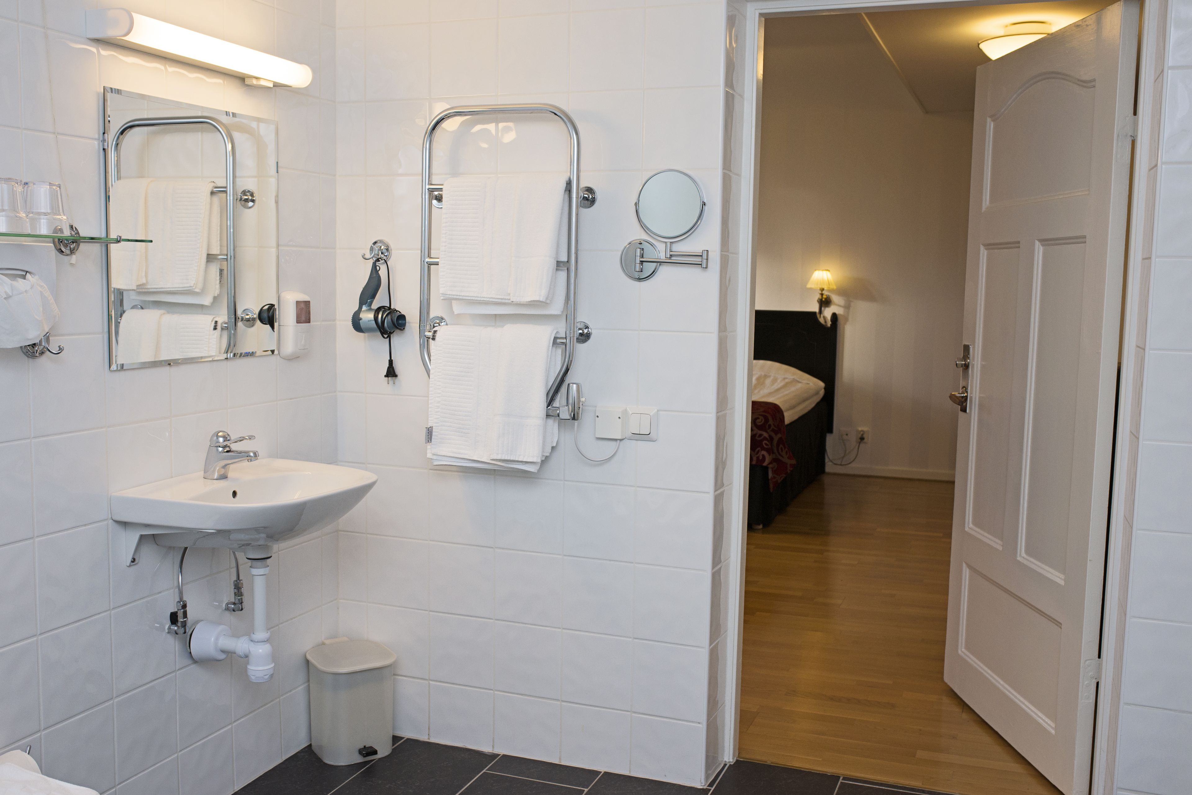twin room | bathroom | free toiletries, hair dryer, bathrobes, slippers