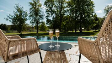 2 piscinas internas, piscina externa