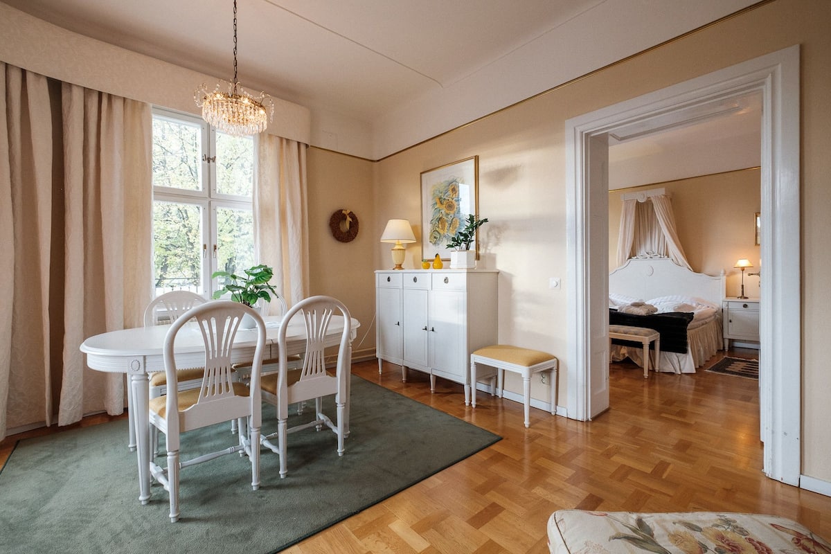 suite, 1 king bed, bathtub | desk, free wifi, bed sheets