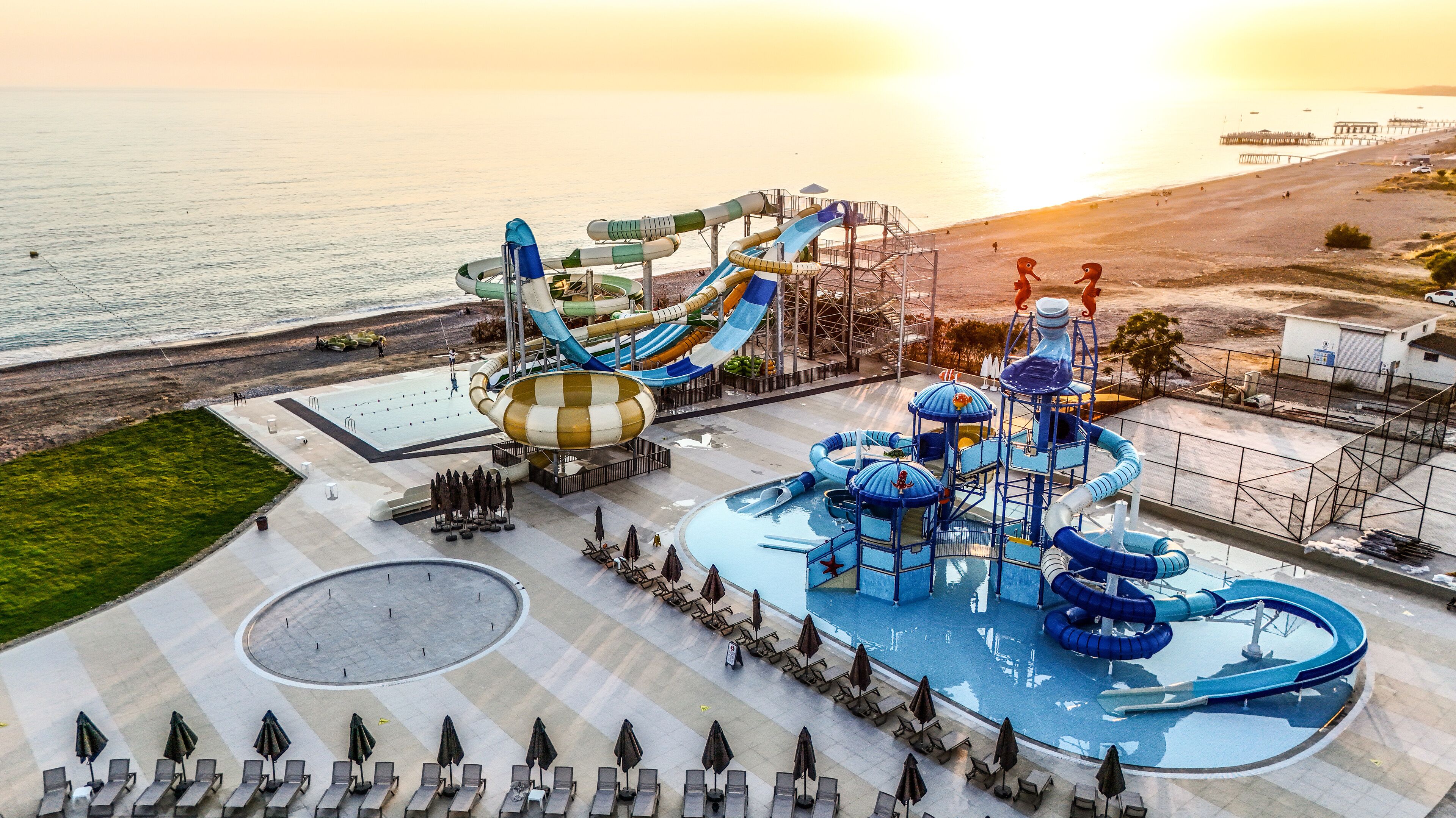 Piscine couverte, 2 piscines extérieures, parasols de plage