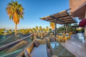 3 bares/lounges, 2 bares ao lado da piscina, bar na praia