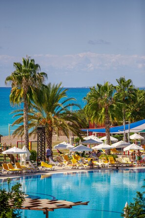 Piscina interna, 2 piscinas externas, guarda-sóis, espreguiçadeiras