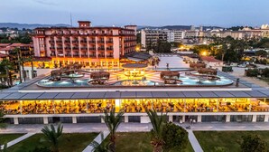 A hotel with multiple dining areas, a central fountain, and a pool area. - Justiniano Park Conti (Alanya)