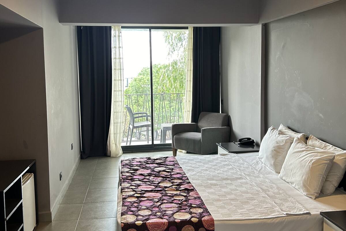 Minibar, in-room safe, soundproofing, bed sheets