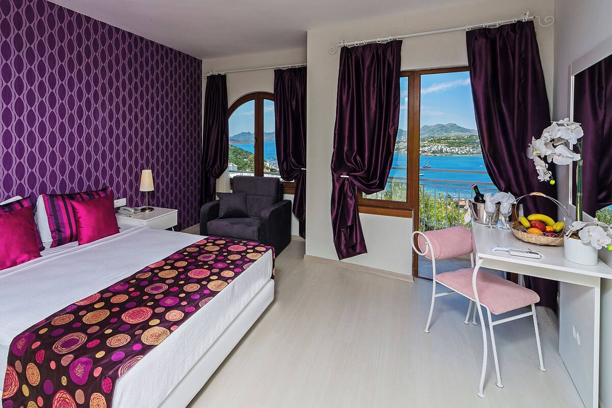 Minibar, in-room safe, soundproofing, bed sheets