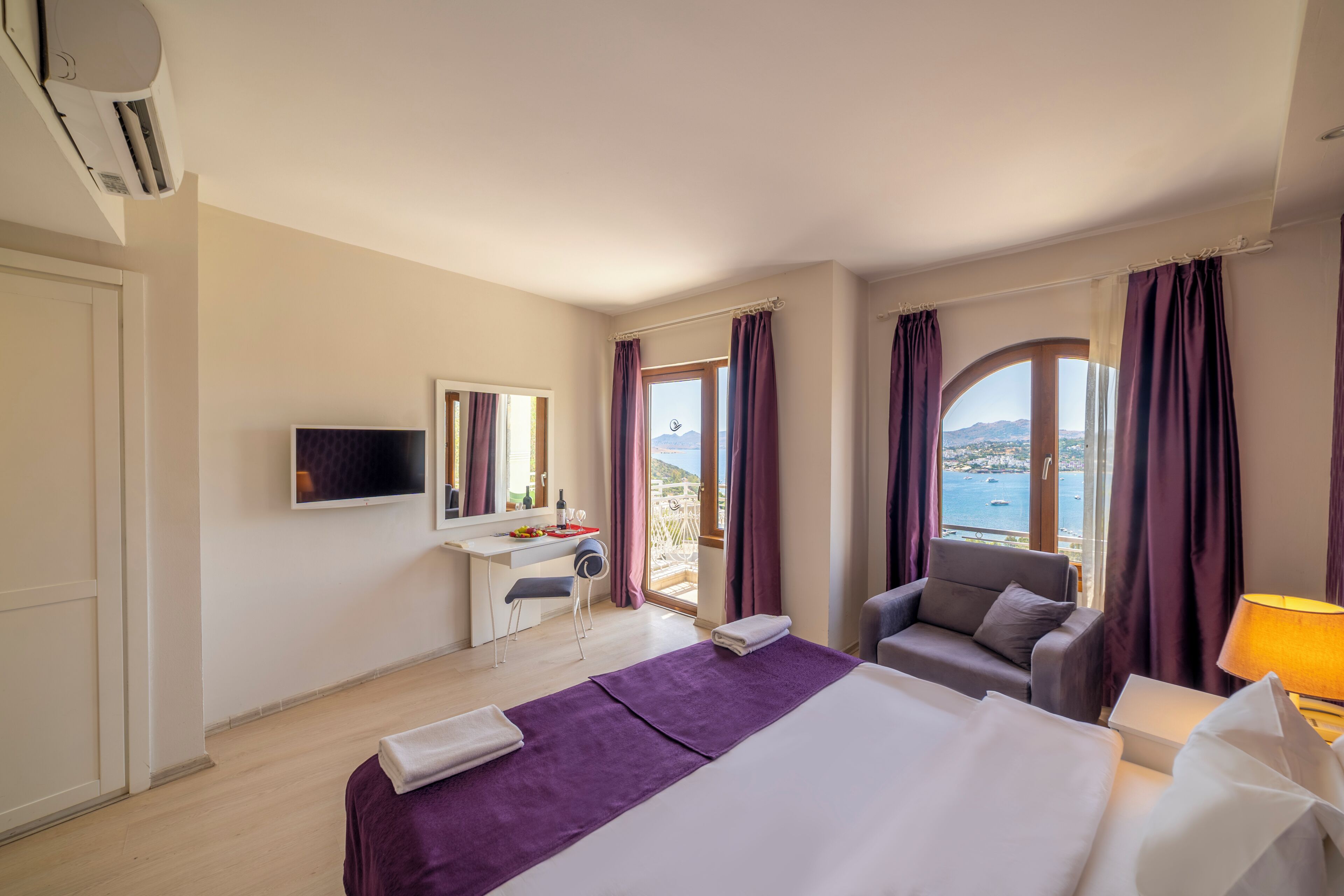 Minibar, in-room safe, soundproofing, bed sheets